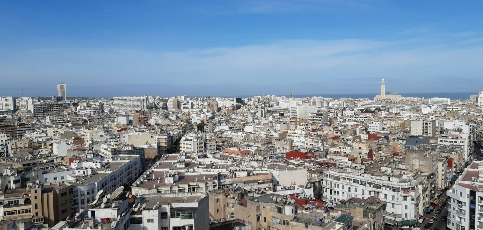 Vue sur les toits de Casablanca jusqu’à l’océan Atlantique