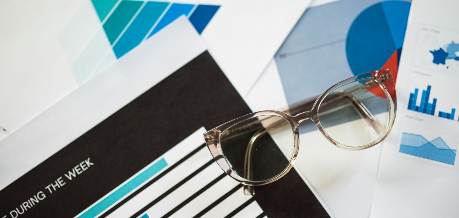 Rapports financiers et graphiques posés sur un bureau