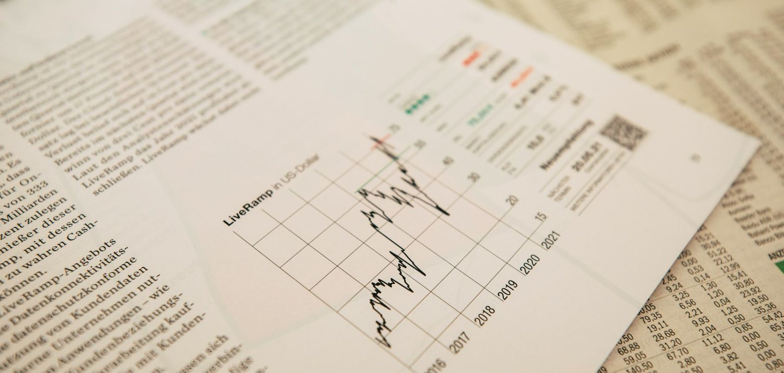 Page de presse financière avec un graphique boursier