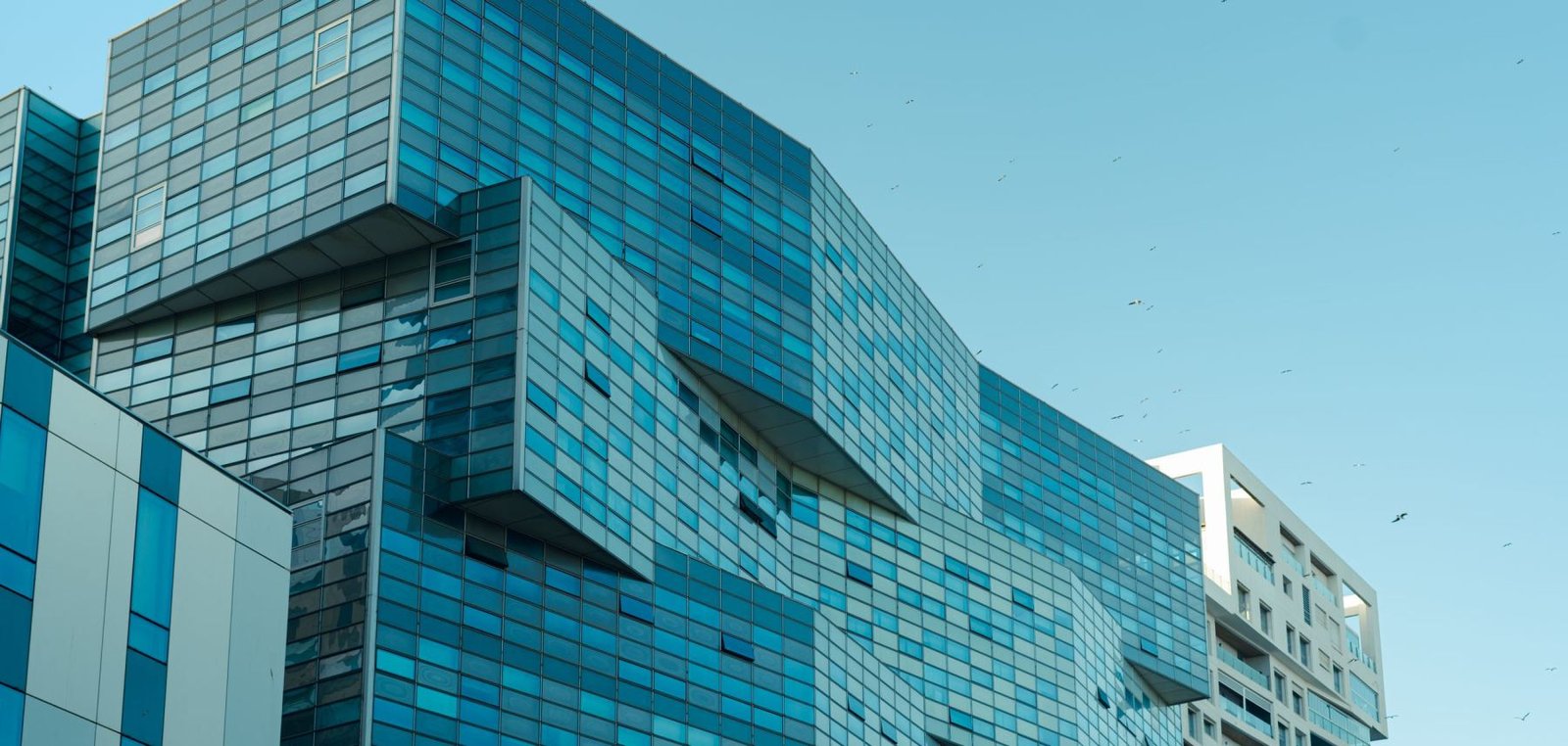 Façade d’un immeuble de bureaux contemporain à Casablanca